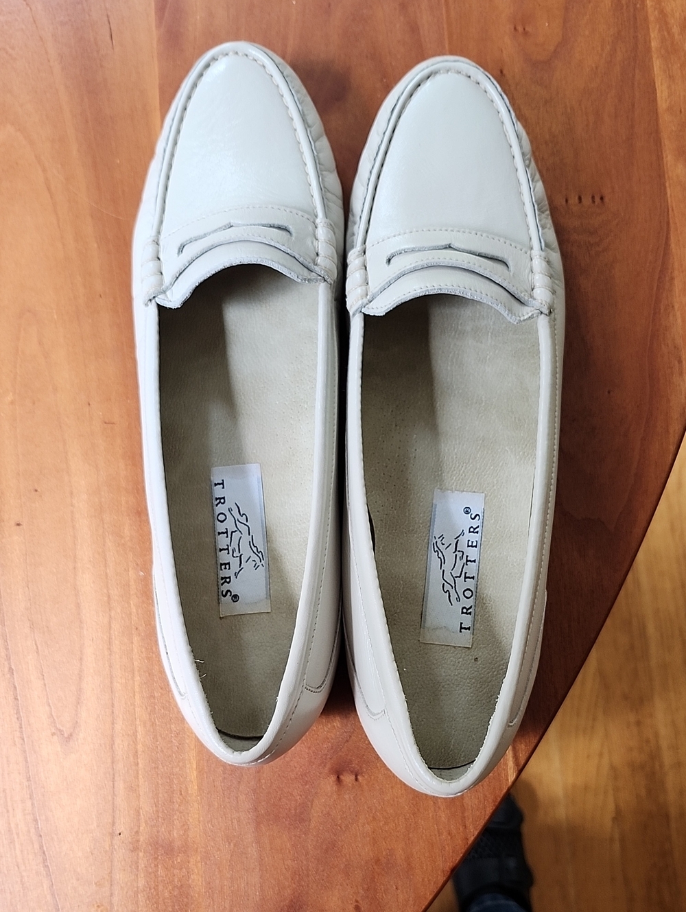 Trotters " Francin" Beige/Ivory/Bone Color, NEW 9.5
